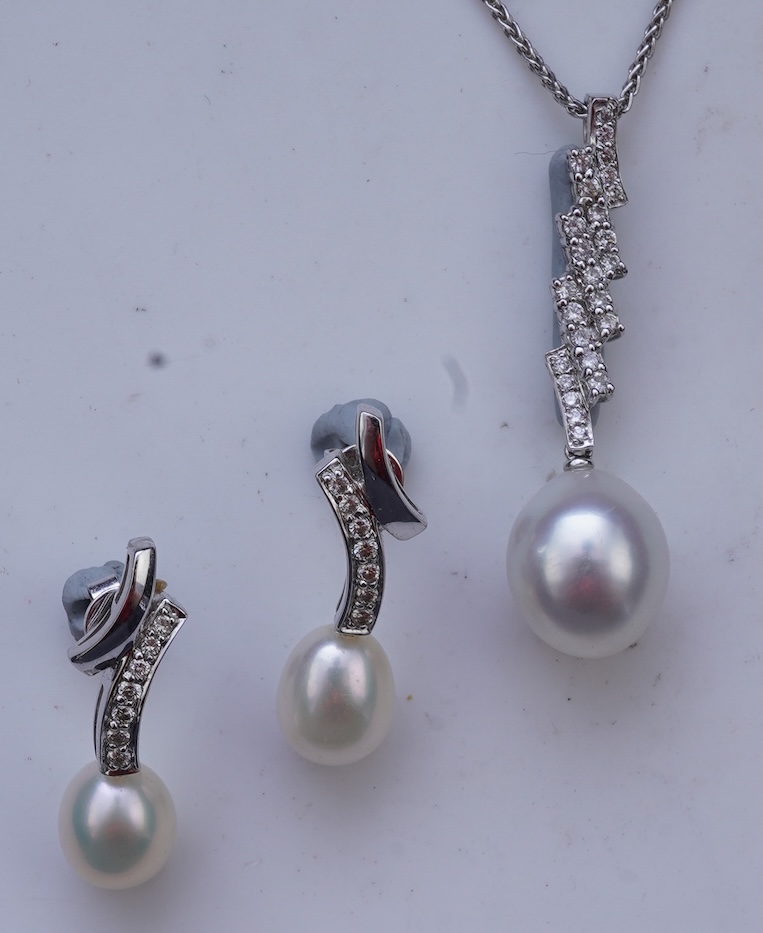 A diamond pendant necklace